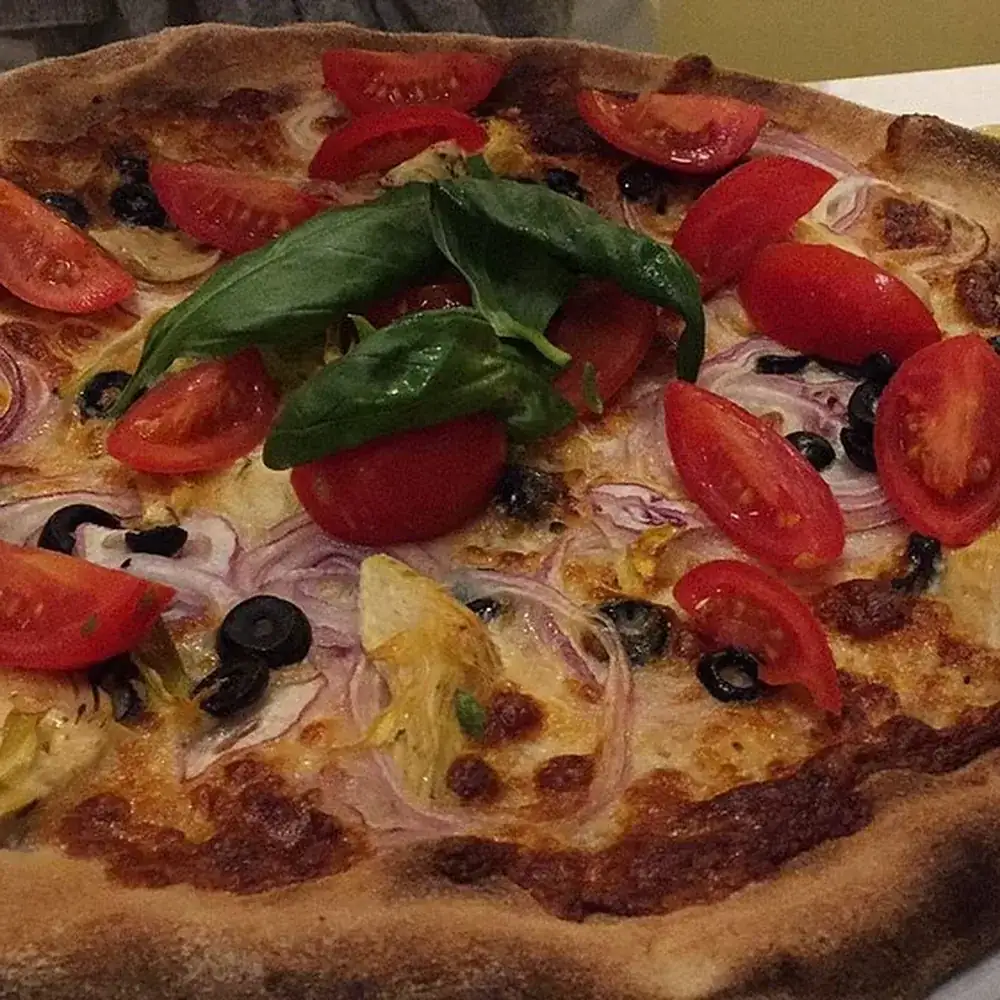 Ristorante Pizzeria Maxim - pizza con pomodorini e basilico
